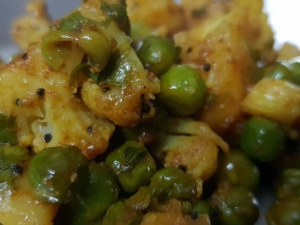 aaloo-matar-gobhi