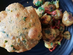 methi_puri_with_aalo_YtWg3