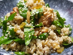 walnuts-raisins-quinoa-salad1