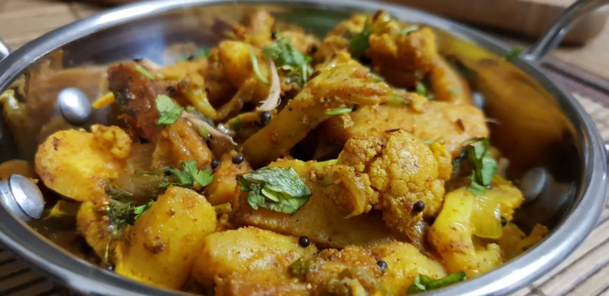 Gobhi Aaloo (Cauliflower and Potato dry curry)