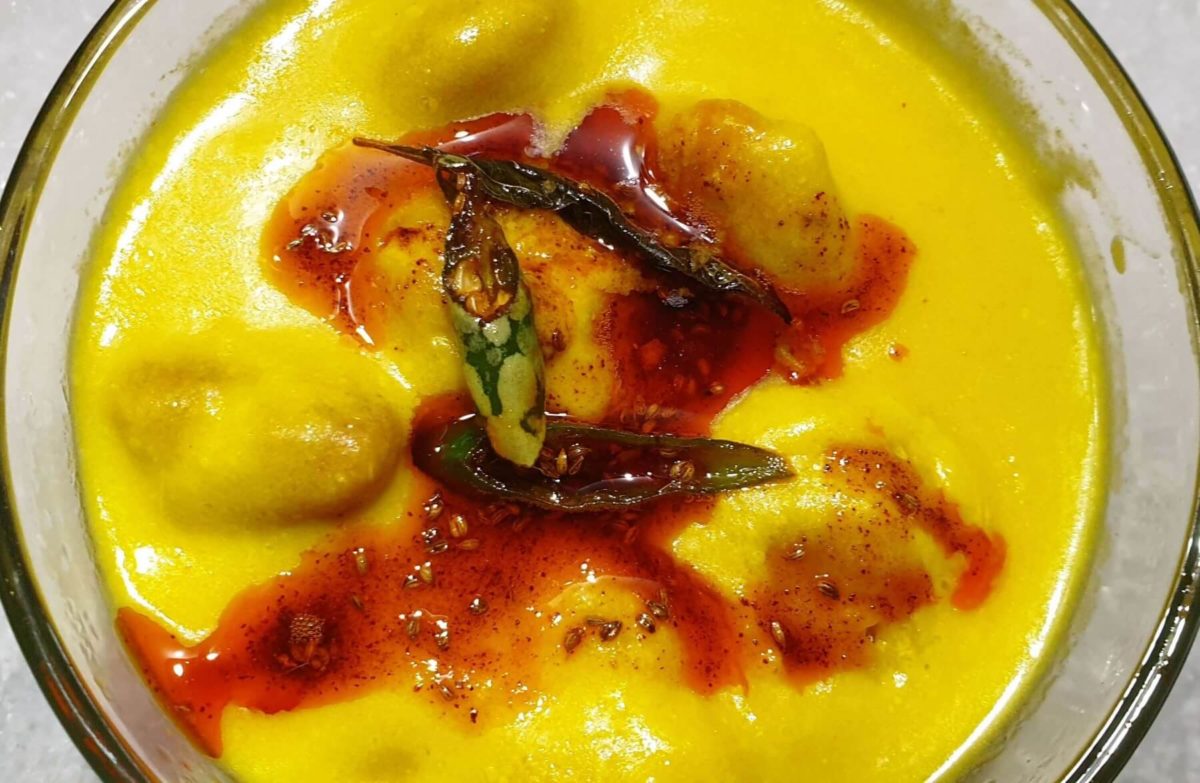 Kadhi pakore Wali (Sour yogurt-gram flour sauce)