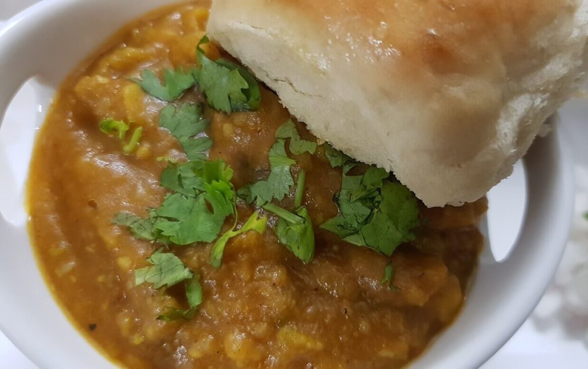 Pav Bhaji  (Mini Loaves with Tangy Mashed Vegetables)